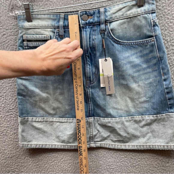 Calvin Klein denim mini skirt Size 30 w/pockets new w/tags distressed stone blue - Picture 6 of 14